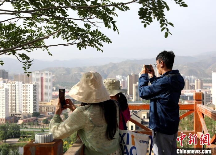 圖為媒體記者登頂朝陽山?！⊙Φ?攝