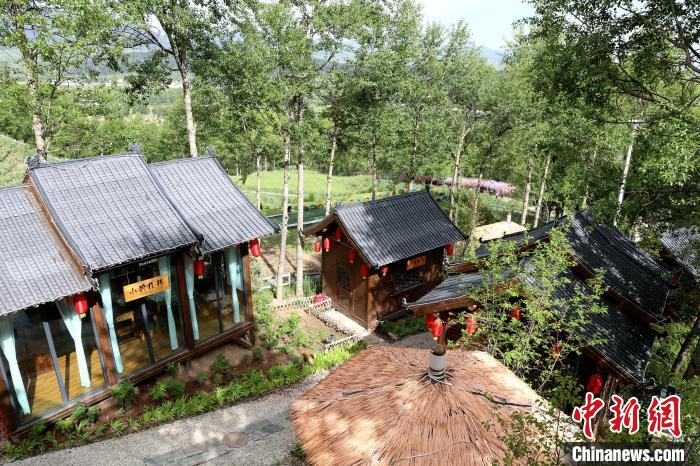 圖為景區(qū)內(nèi)依山而建的民宿。　薛蒂 攝
