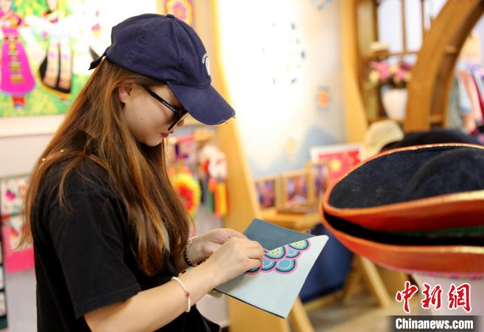 圖為民眾體驗國家級非遺項目盤繡技藝?！⊙Φ?攝