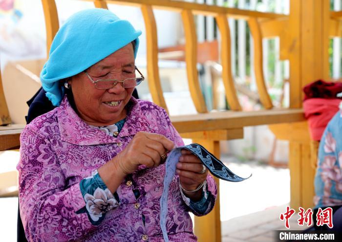 圖為繡娘在土族盤繡園內(nèi)制作盤繡。　薛蒂 攝