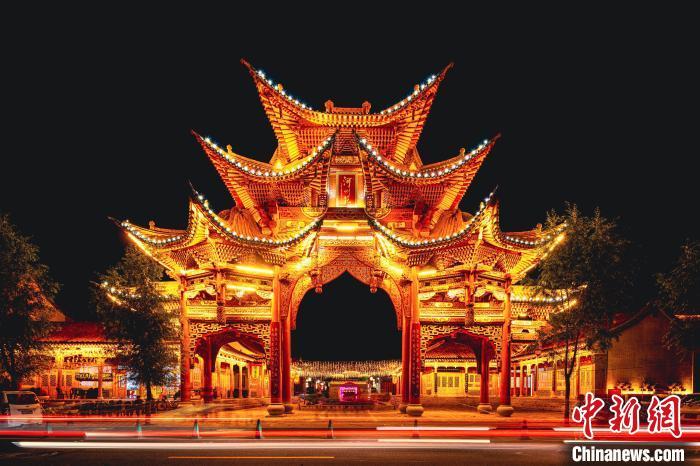 夜幕下的臨夏縣河州苑。夏雨 攝