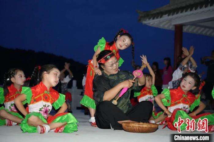 甘肅省西和縣小朋友們迎接“巧娘娘”。魏朵朵 攝