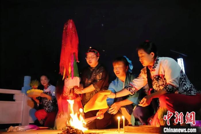 持續(xù)七天八夜的乞巧節(jié)正在西漢水上游的甘肅省西和縣進(jìn)行。西和縣姜席鎮(zhèn)晚霞湖畔，民眾“巧頭”點(diǎn)蠟、炷香、焚裱紙、跪拜，準(zhǔn)備將“巧娘娘”請(qǐng)進(jìn)院。魏朵朵 攝