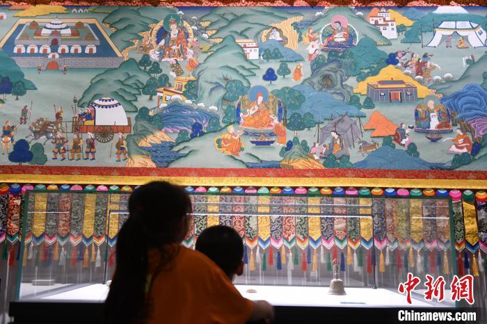 8月20日，兩名小觀眾參觀大型歷史題材卷軸唐卡“涼州會(huì)盟”。　戴文昌 攝