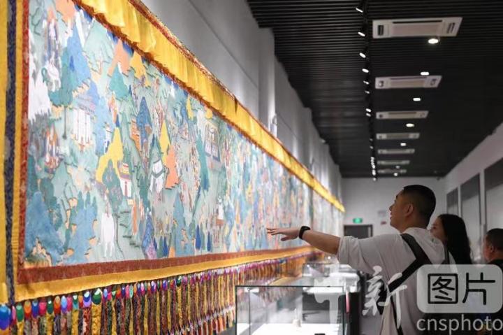 圖為觀眾參觀唐卡《涼州會盟》。 中新社記者 戴文昌 攝