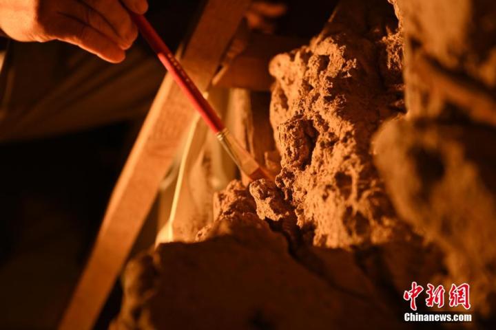 8月25日，文物修復(fù)師牟常有進(jìn)行文物修復(fù)工作。