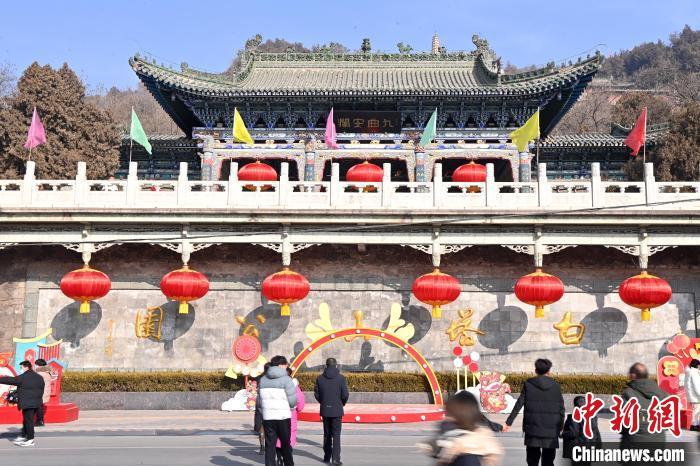 1月30日，裝扮一新的蘭州白塔山公園節(jié)日氛圍濃厚。九美旦增 攝</p><p>