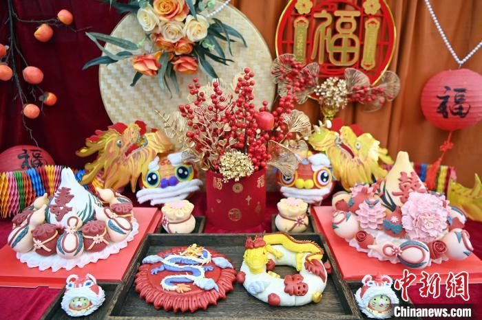 1月25日，春節(jié)臨近，蘭州一花饃店“龍”元素花饃熱銷。圖為展出的“龍”元素花饃。九美旦增 攝