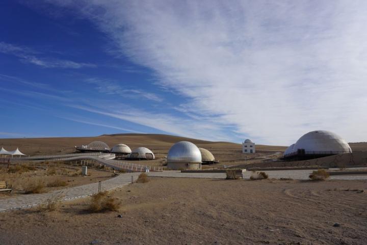 2023年11月28日拍攝的甘肅省武威市民勤縣“摘星小鎮(zhèn)”一角。新華社記者 賈釗 攝