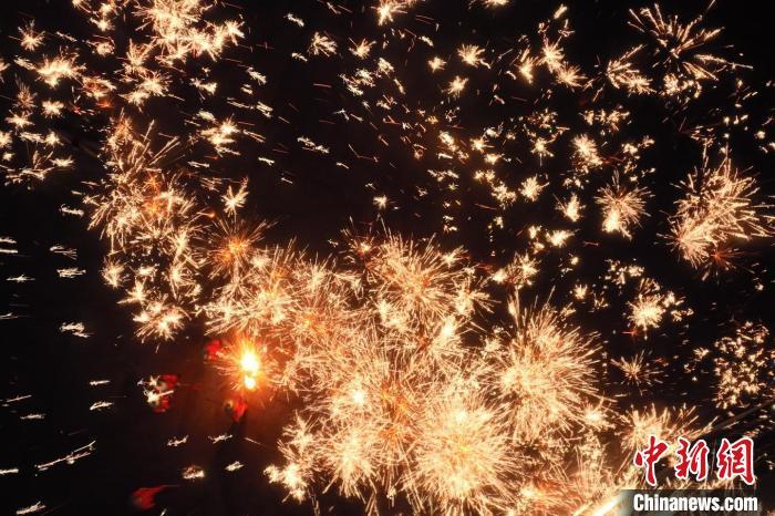 灼熱的鐵水在空中迸散。在空中形成“鐵花火雨”的景象，似天女散花，似群星漫天，如夢如幻，美不勝收。侯奇志 攝</p>
<p>