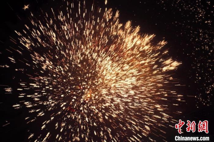 據(jù)悉，“花”與“發(fā)”諧音，取“打花打花，越打越發(fā)”之意?！按蜩F花”不僅蘊(yùn)含著人們祈福納祥的美好愿望，也展現(xiàn)了民間生鐵冶煉傳統(tǒng)技藝的工匠精神。侯奇志 攝