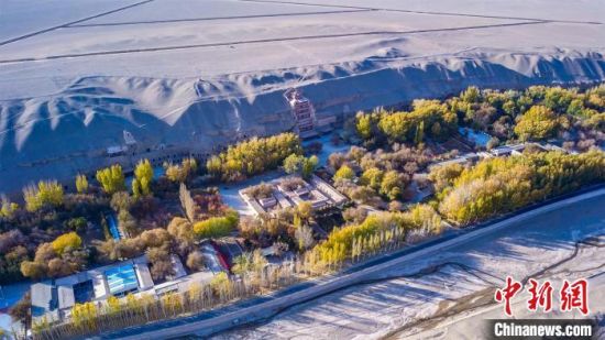 2022年11月，航拍深秋季節(jié)的莫高窟?！　⊥醣筱y 攝