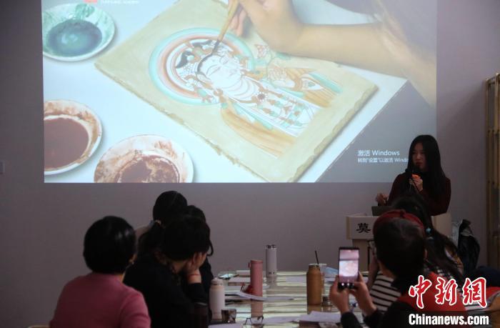 2023年2月，在敦煌研究院莫高學(xué)堂，研學(xué)導(dǎo)師給學(xué)員講授敦煌壁畫臨摹技法?！　垥粤?攝