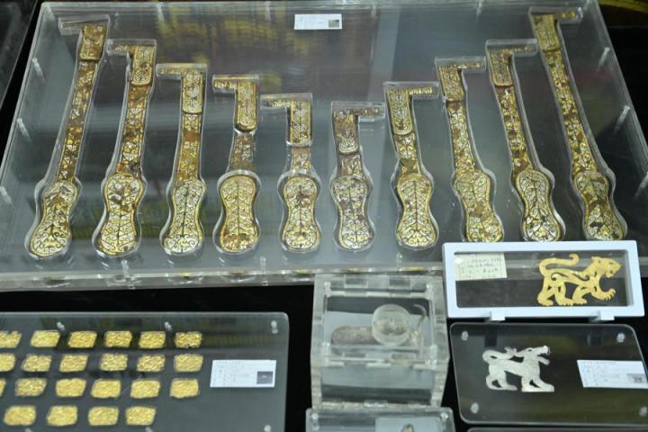 張家川馬家塬出土的金帶飾、大角羊、人形鉛俑及狼形銀車輿飾等文物。