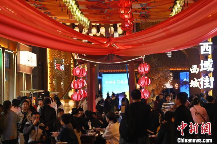 圖為街區(qū)現(xiàn)場(chǎng)游客絡(luò)繹不絕。李亞龍 攝</p>
<p>