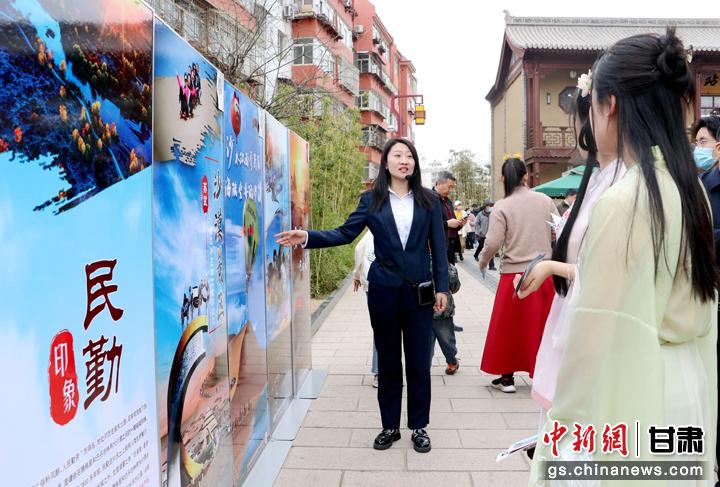 3月下旬，民勤縣在天水啟漢樓廣場舉行推介會，宣傳本地旅游資源和農(nóng)特優(yōu)產(chǎn)品。圖為工作人員向游客介紹民勤自然風(fēng)光、歷史文化。馬愛彬 攝
