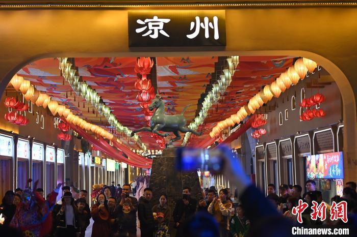 圖為游人拍攝煥然一新亮相的街區(qū)。李亞龍 攝</p><p>