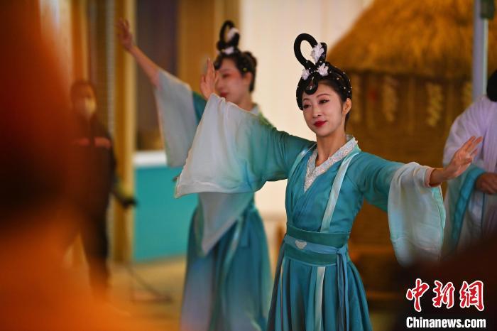 圖為工作人員進(jìn)行舞蹈表演。李亞龍 攝</p><p>