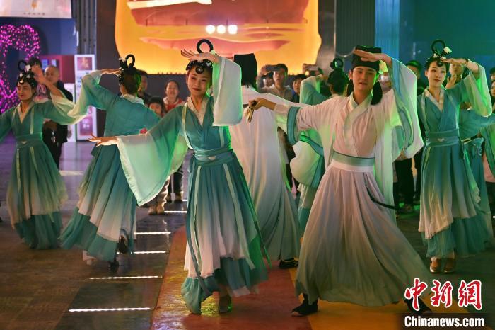 圖為工作人員進(jìn)行舞蹈表演。李亞龍 攝</p><p>