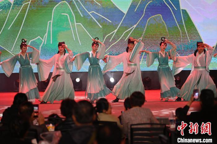 圖為工作人員進(jìn)行舞蹈表演。李亞龍 攝