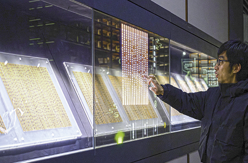 3月6日，工作人員在荊門市博物館新館內(nèi)楚簡展廳展示使用互動裝置。新華每日電訊記者　胡競文