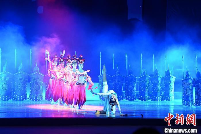 2023年2月18日，蘭州歌舞劇院創(chuàng)排的大型舞劇《大夢敦煌》?！　【琶赖┰?攝