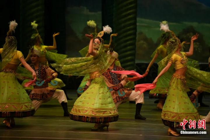 2024年2月23日晚，中國(guó)經(jīng)典舞劇《絲路花雨》在甘肅蘭州演出恭賀新春。李亞龍 攝