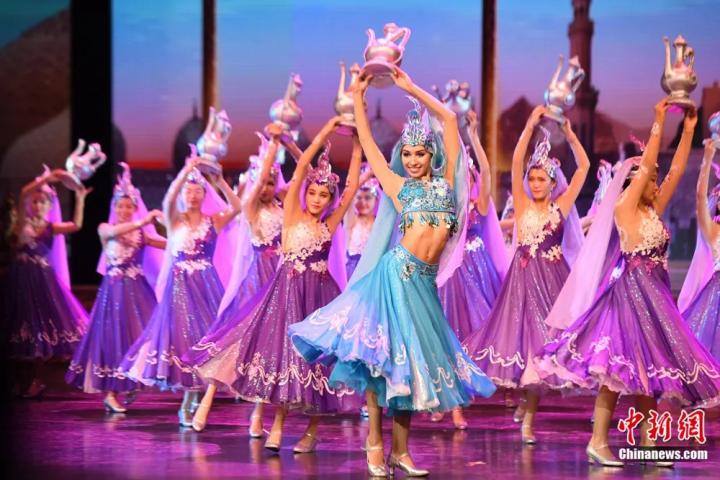 《絲路花雨》外國(guó)演員在波斯酒舞中領(lǐng)舞。楊艷敏 攝