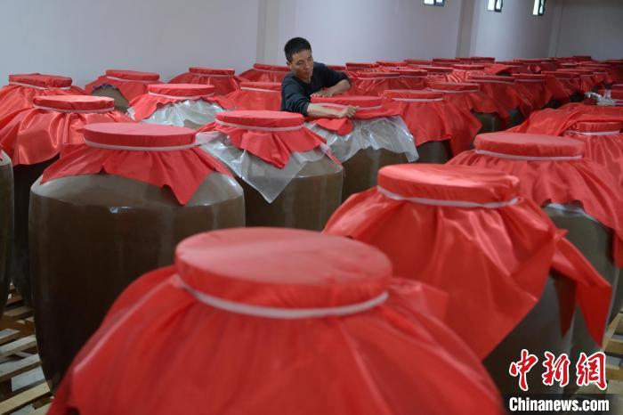 圖為5月10日，工作人員在儲酒庫檢查酒缸密封性。九美旦增　攝