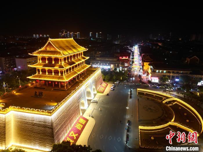 圖為武威市標(biāo)志性建筑涼州古城門燈光亮起。(無人機照片) 　戴文昌 攝</p><p>
