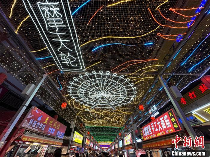 圖為明清街夜市燈光點亮具有武威文化元素的“摩天輪”彩燈。　戴文昌 攝</p><p>