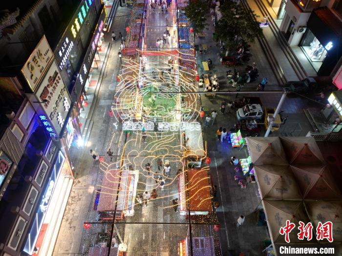 圖為明清街夜市燈光點亮具有武威文化元素的“銅奔馬”彩燈。(無人機照片) 　戴文昌 攝</p><p>