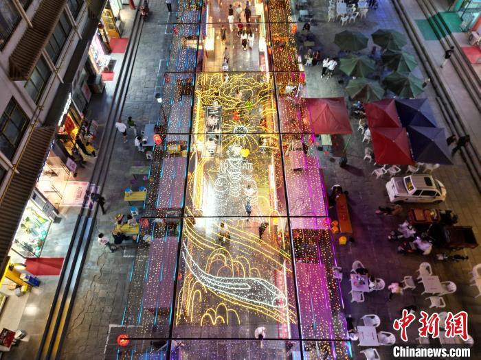 圖為明清街夜市燈光點亮具有武威文化元素的“天梯山石窟”彩燈。(無人機照片) 　戴文昌 攝</p><p>