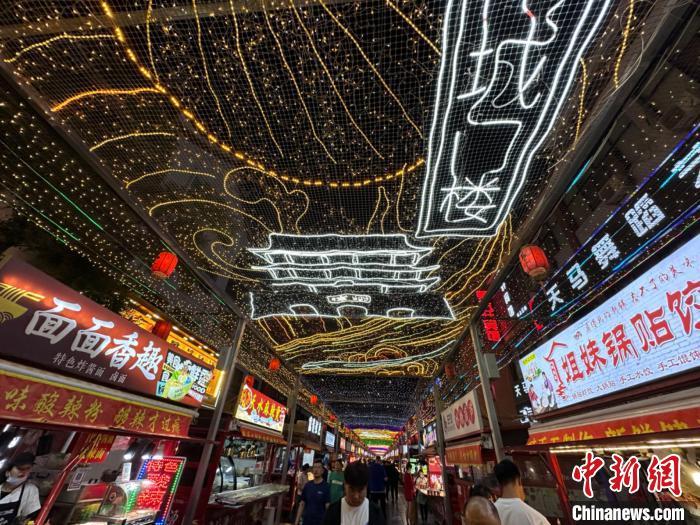 圖為明清街夜市燈光點亮具有武威文化元素的“涼州古城門”彩燈?！〈魑牟?攝</p><p>