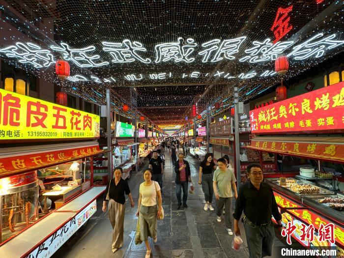 圖為明清街夜市燈光點亮“我在武威很想你”?！〈魑牟?攝</p><p>