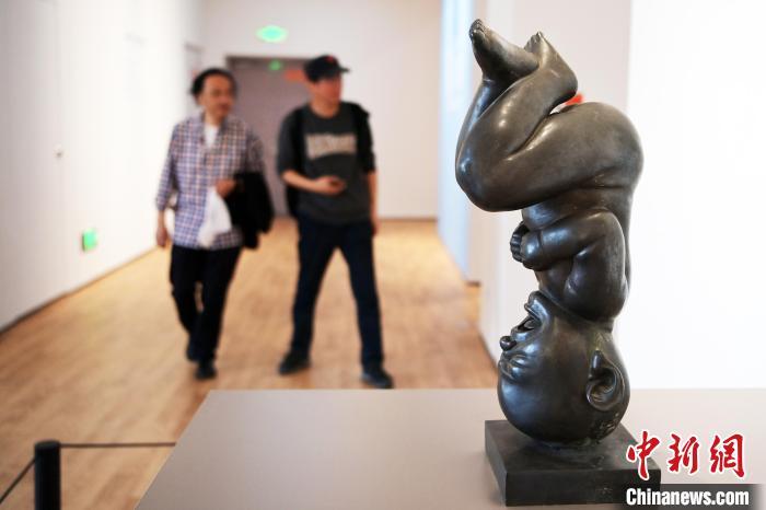 5月21日，觀眾參觀“絲路印跡”雕塑藝術(shù)作品展展出的雕塑作品。九美旦增 攝</p>
<p>
