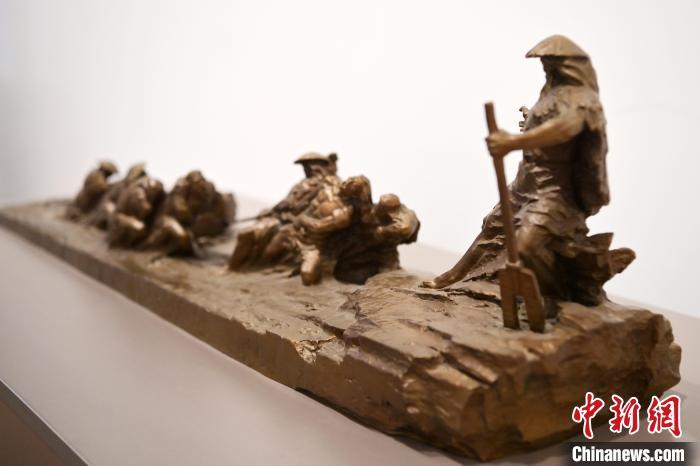 5月21日，在“絲路印跡”雕塑藝術(shù)作品展展出的作品《治水為民·禹德九州》。九美旦增 攝</p>
<p>