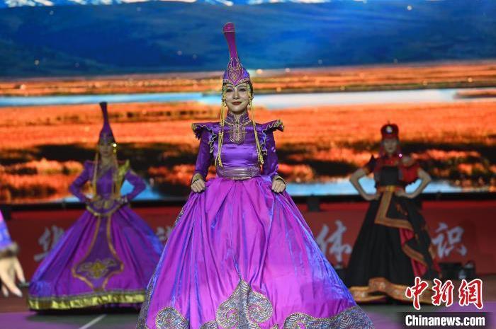 圖為開(kāi)幕式現(xiàn)場(chǎng)蒙古族服飾秀。李亞龍 攝</p>
<p>