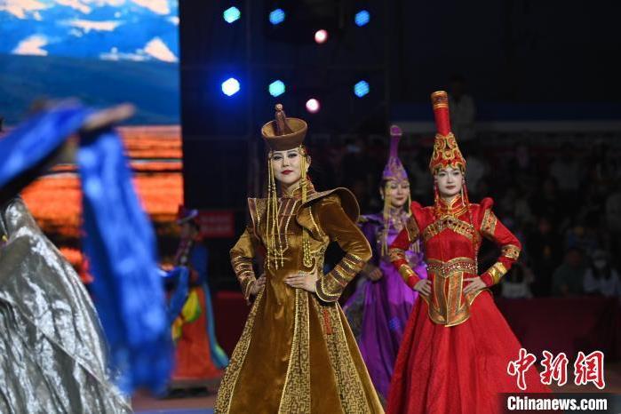 圖為開(kāi)幕式現(xiàn)場(chǎng)蒙古族服飾秀。李亞龍 攝</p>
<p>