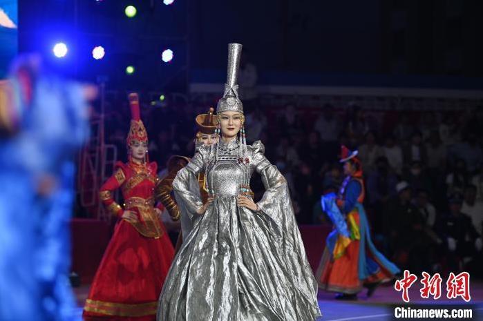 圖為開(kāi)幕式現(xiàn)場(chǎng)蒙古族服飾秀。李亞龍 攝</p>
<p>