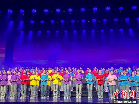 5月28日晚，“詩意甘肅·絲路長風(fēng)三千里”——月出涼州·武威詩會在甘肅省武威市漢唐天馬城舉行。楊娜 攝