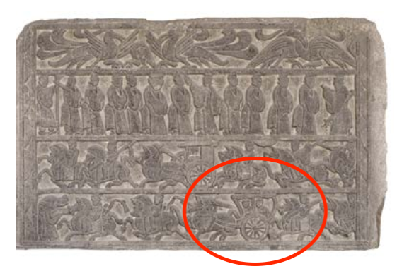 △漢代迎賓、車(chē)馬出行畫(huà)像石，現(xiàn)藏于臨沂市博物館。畫(huà)像石的第四層中有軺車(chē)出現(xiàn)。