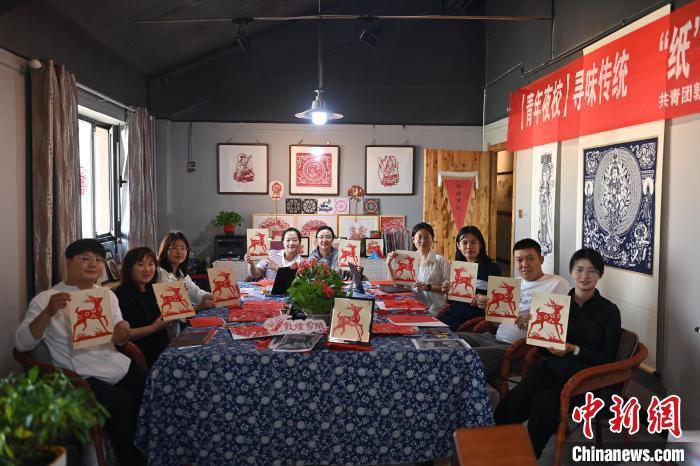 6月6日，在甘肅敦煌青年夜校課程中，青年學(xué)員展示學(xué)習(xí)敦煌非遺剪紙的成果。