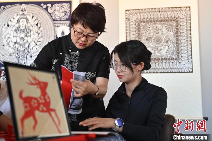 6月6日，在甘肅敦煌青年夜校課程中，青年學(xué)員學(xué)習(xí)敦煌非遺剪紙課程。李亞龍 攝
