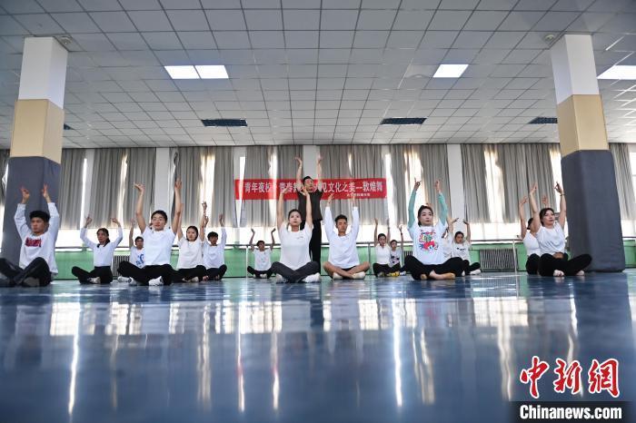 6月6日，在甘肅敦煌青年夜校課程中，青年學(xué)員學(xué)習(xí)敦煌舞課程。李亞龍 攝　　