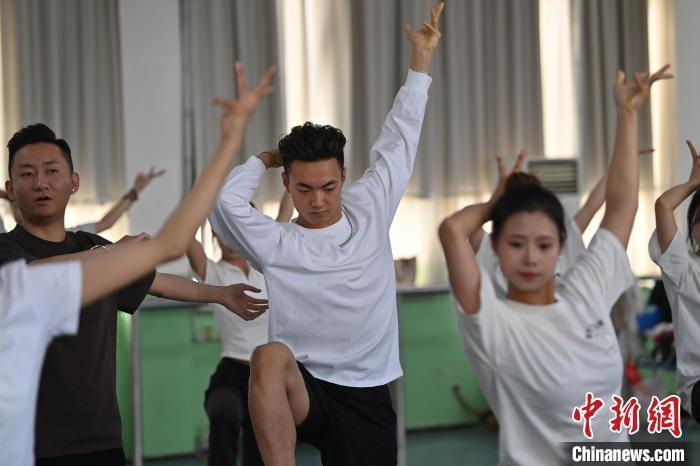 6月6日，在甘肅敦煌青年夜校課程中，青年學(xué)員學(xué)習(xí)敦煌舞課程。李亞龍 攝　　