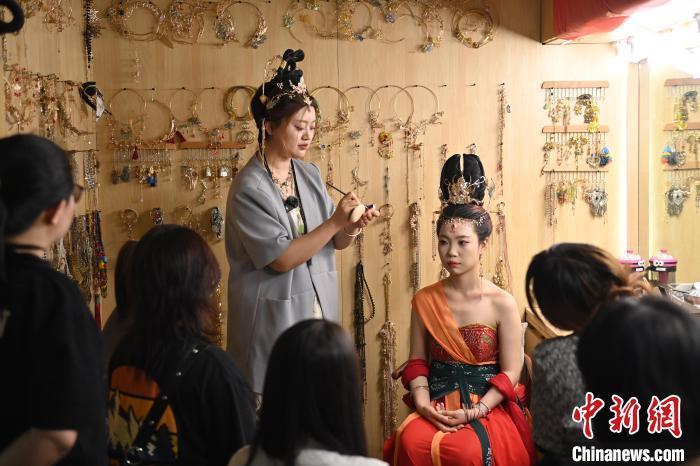 6月6日，在甘肅敦煌青年夜校課程中，青年學(xué)員學(xué)習(xí)敦煌美妝課程。李亞龍 攝