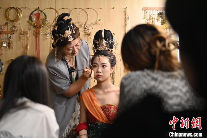 6月6日，在甘肅敦煌青年夜校課程中，青年學(xué)員學(xué)習(xí)敦煌美妝課程。李亞龍 攝　　