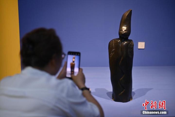 圖為游客拍攝蛇紋石作品《貴婦人》。中新社記者 李亞龍 攝