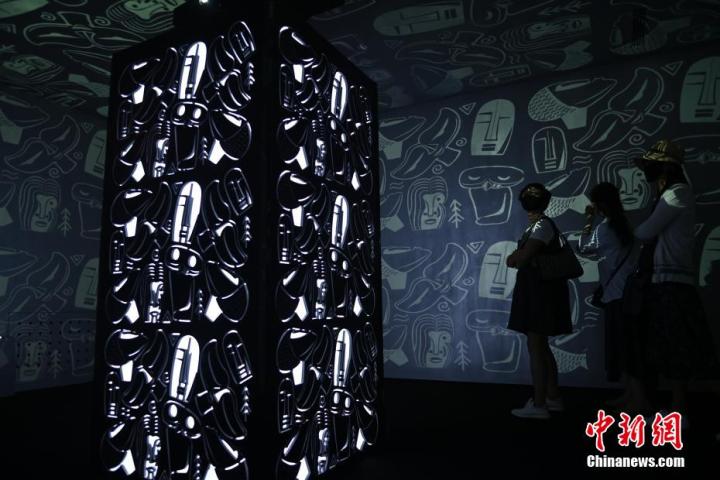 圖為游客參觀藝術(shù)展。中新社記者 李亞龍 攝